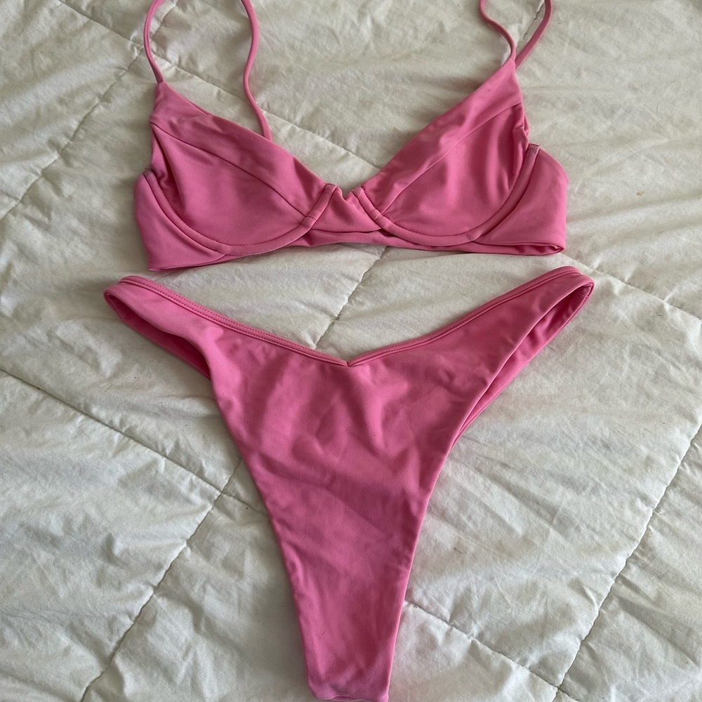 Benoa Swim set in Tokyo